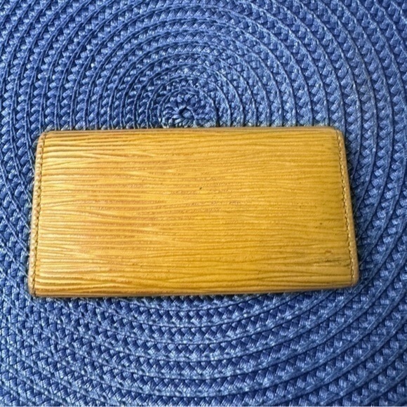 Louis Vuitton Epi leather 4 Ring Key Case. Yellow - Picture 3 of 11